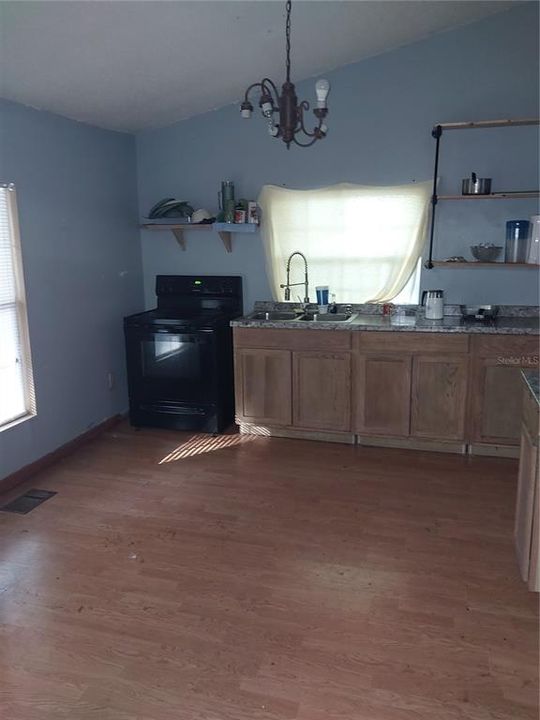 На продажу: $327,900 (3 спален, 1 ванн, 1392 Квадратных фут)