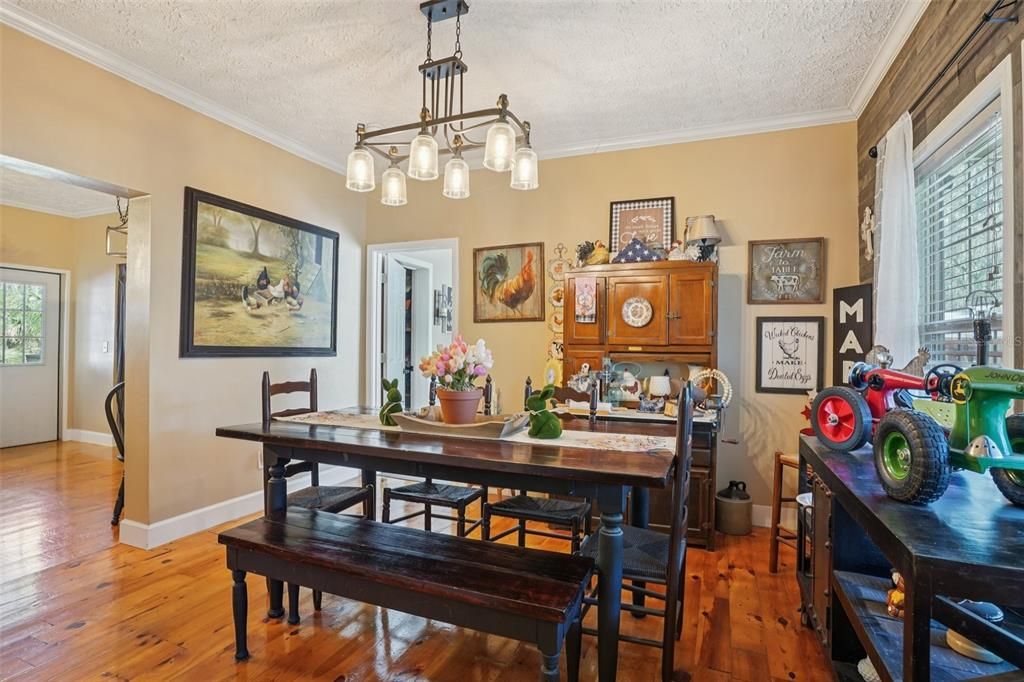 Activo con contrato: $575,000 (5 camas, 2 baños, 2833 Pies cuadrados)