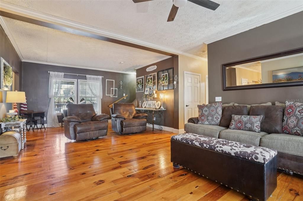 Activo con contrato: $575,000 (5 camas, 2 baños, 2833 Pies cuadrados)