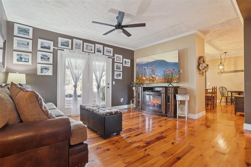 Activo con contrato: $575,000 (5 camas, 2 baños, 2833 Pies cuadrados)