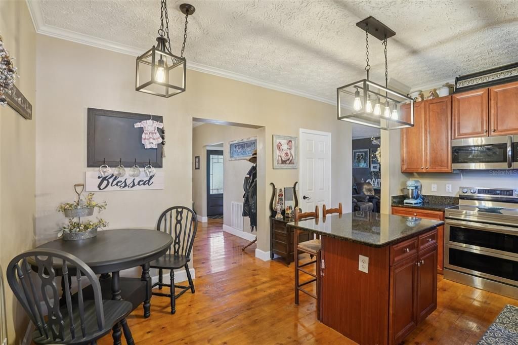 Activo con contrato: $575,000 (5 camas, 2 baños, 2833 Pies cuadrados)
