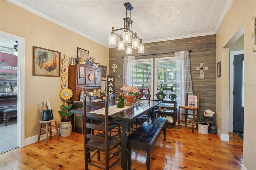 Activo con contrato: $575,000 (5 camas, 2 baños, 2833 Pies cuadrados)