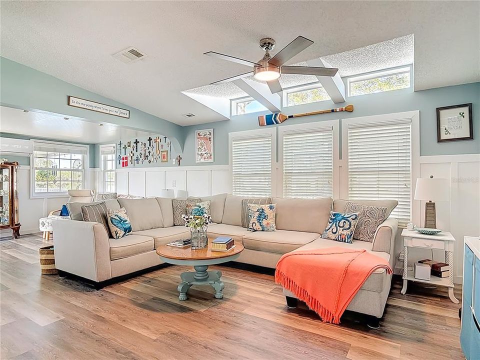 For Sale: $199,000 (2 beds, 2 baths, 1084 Square Feet)