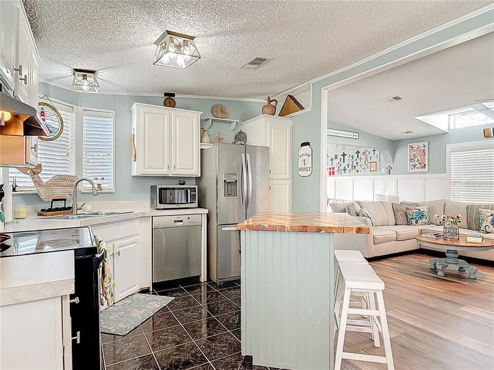 For Sale: $199,000 (2 beds, 2 baths, 1084 Square Feet)