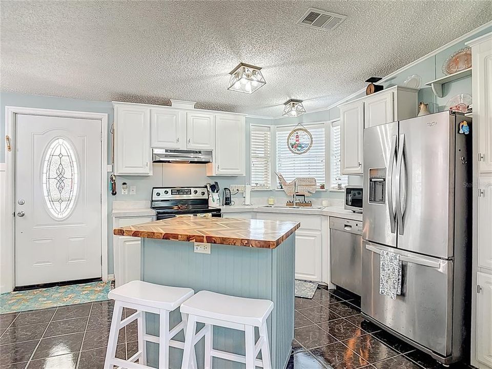For Sale: $199,000 (2 beds, 2 baths, 1084 Square Feet)