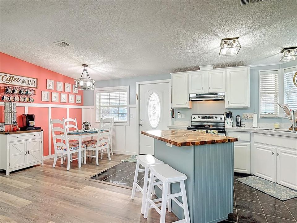 For Sale: $199,000 (2 beds, 2 baths, 1084 Square Feet)