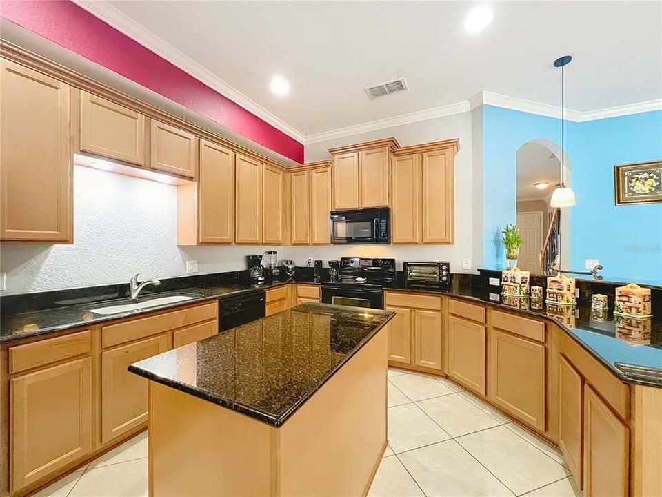 Activo con contrato: $649,000 (4 camas, 4 baños, 2847 Pies cuadrados)