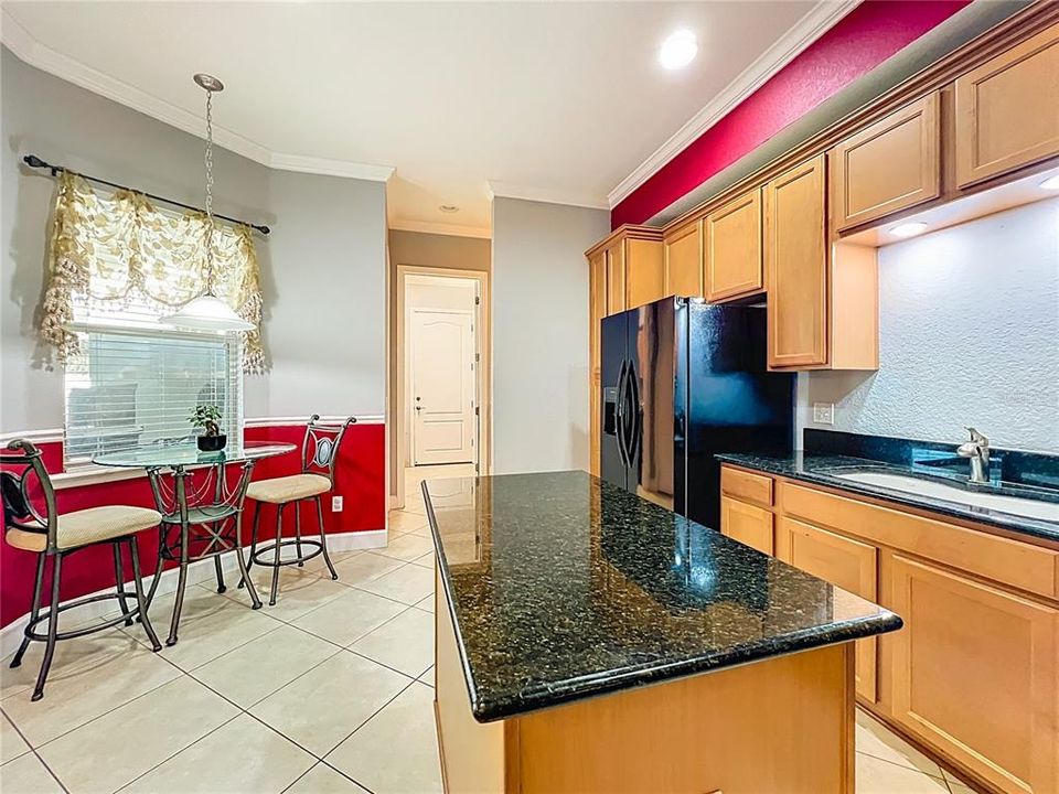 Activo con contrato: $649,000 (4 camas, 4 baños, 2847 Pies cuadrados)