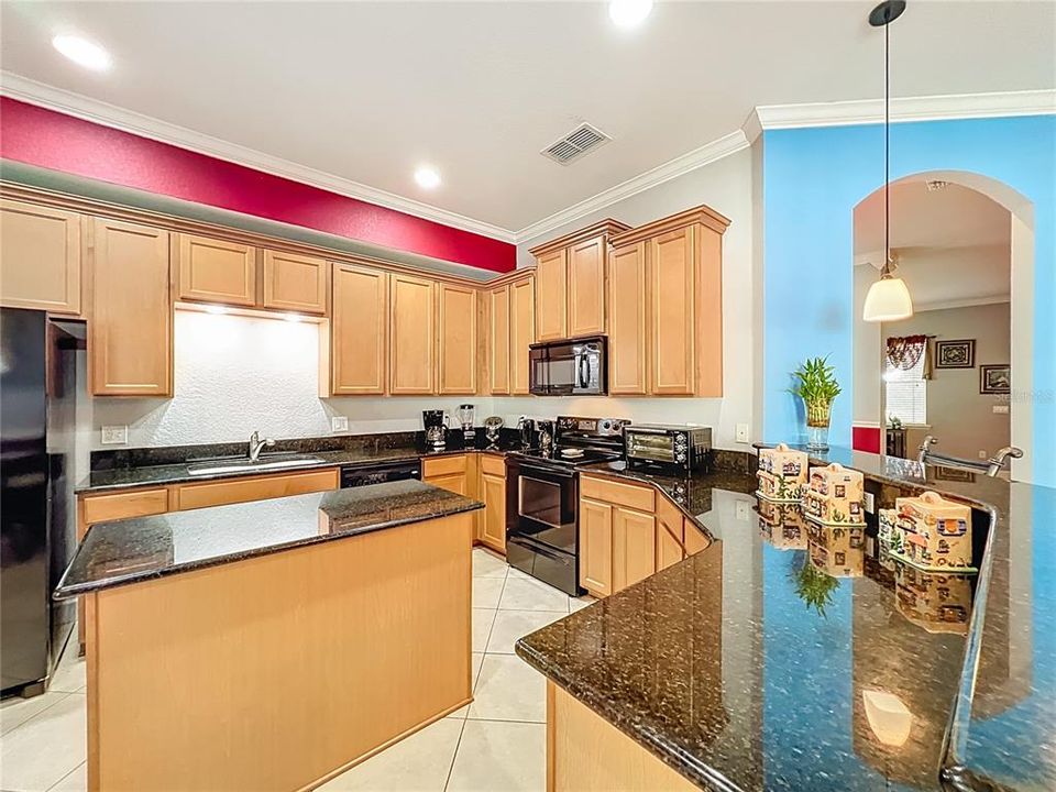 Activo con contrato: $649,000 (4 camas, 4 baños, 2847 Pies cuadrados)