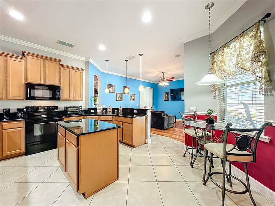 Activo con contrato: $649,000 (4 camas, 4 baños, 2847 Pies cuadrados)