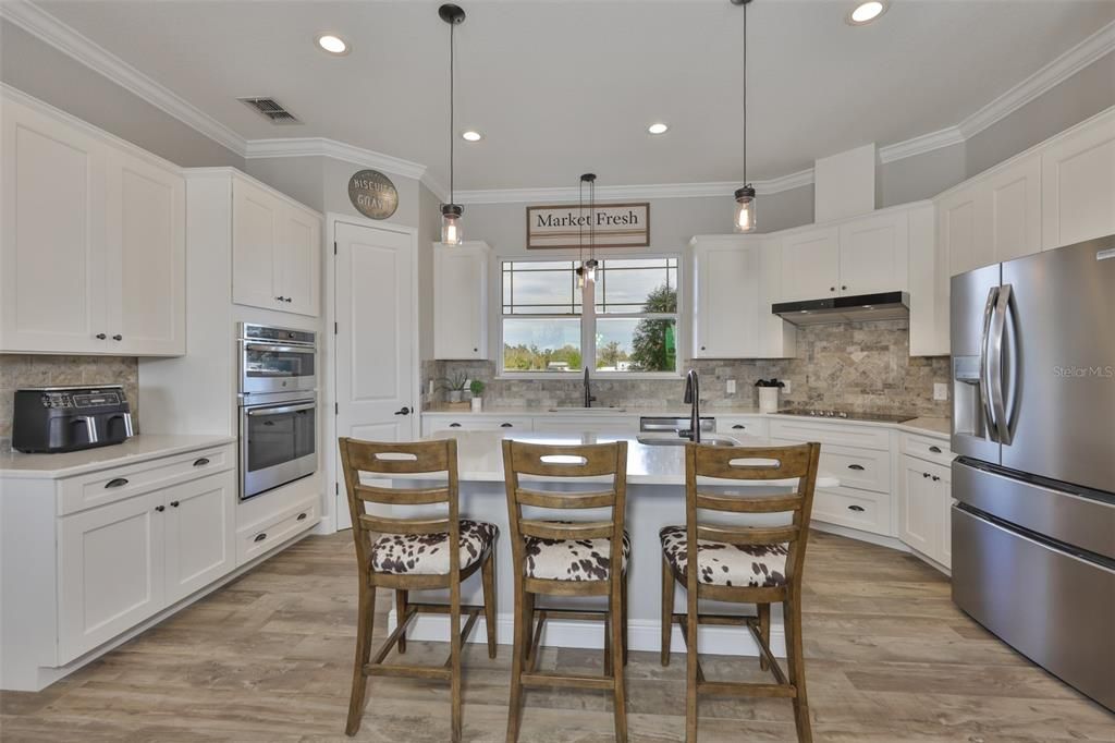 Под контрактом: $1,100,000 (3 спален, 4 ванн, 2730 Квадратных фут)