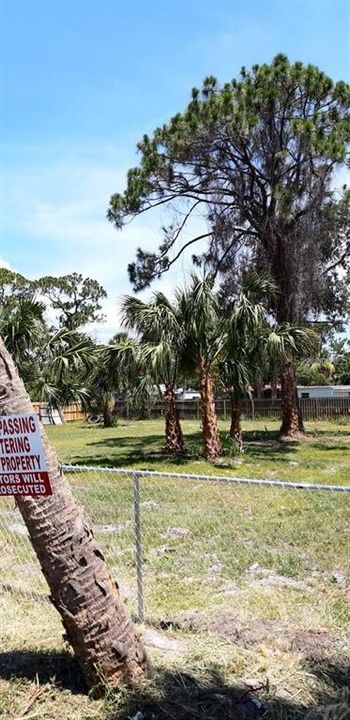 На продажу: $65,000 (0.27 acres)