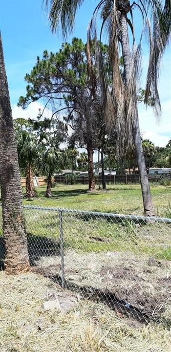На продажу: $65,000 (0.27 acres)
