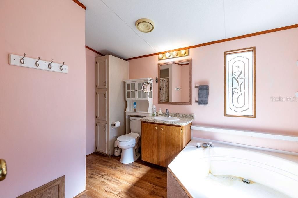 For Sale: $200,000 (3 beds, 2 baths, 1344 Square Feet)