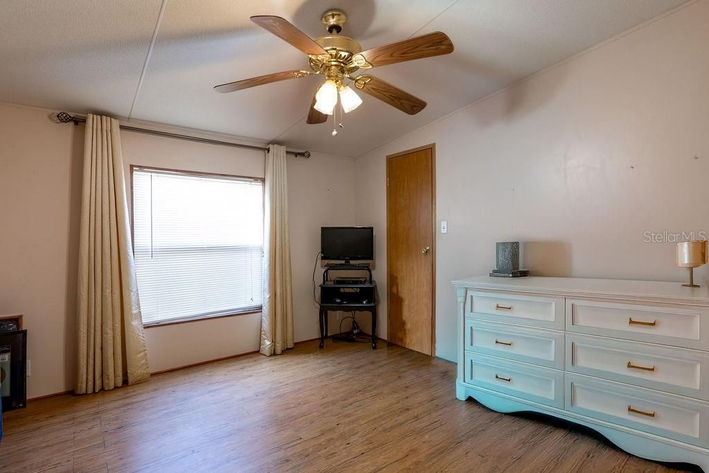 For Sale: $200,000 (3 beds, 2 baths, 1344 Square Feet)