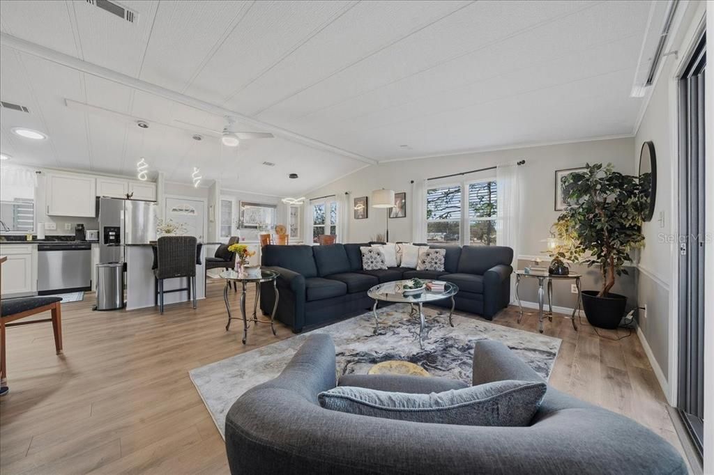 Active With Contract: $219,000 (2 beds, 2 baths, 1191 Square Feet)