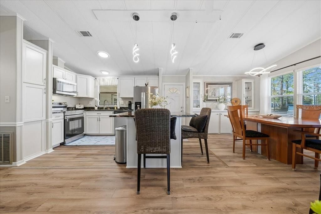 Active With Contract: $219,000 (2 beds, 2 baths, 1191 Square Feet)