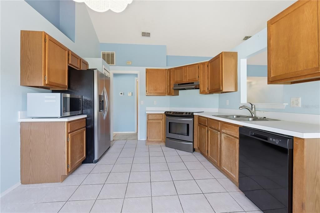 Под контрактом: $260,000 (3 спален, 2 ванн, 1572 Квадратных фут)