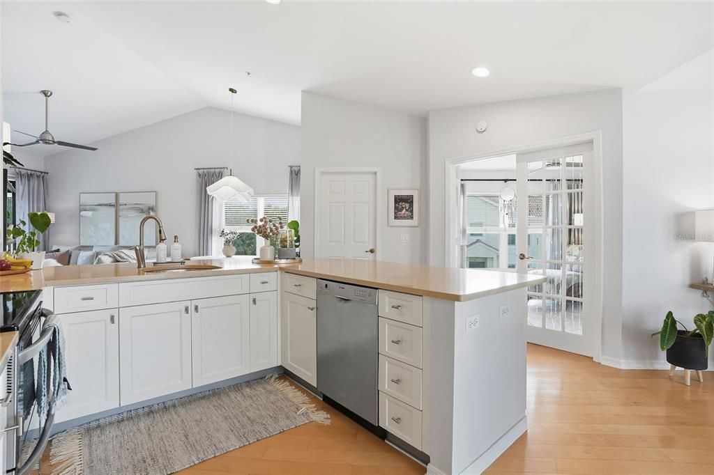 На продажу: $439,900 (2 спален, 2 ванн, 1659 Квадратных фут)