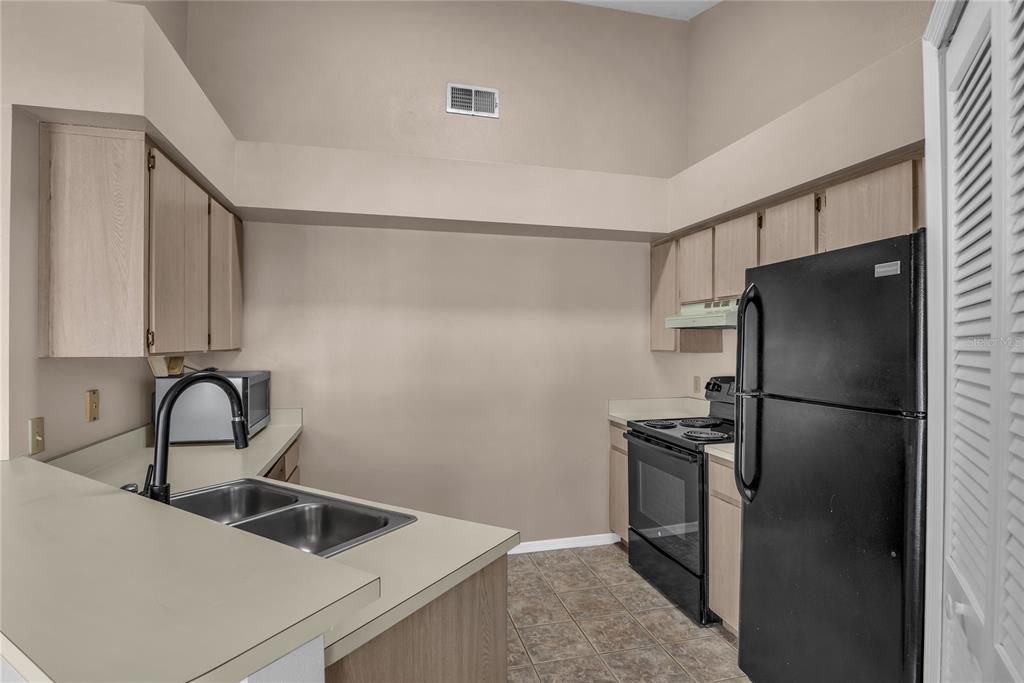 Под контрактом: $179,900 (2 спален, 2 ванн, 1080 Квадратных фут)