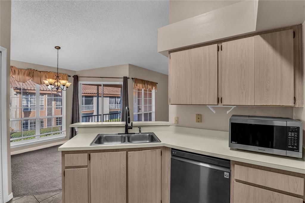 Под контрактом: $179,900 (2 спален, 2 ванн, 1080 Квадратных фут)