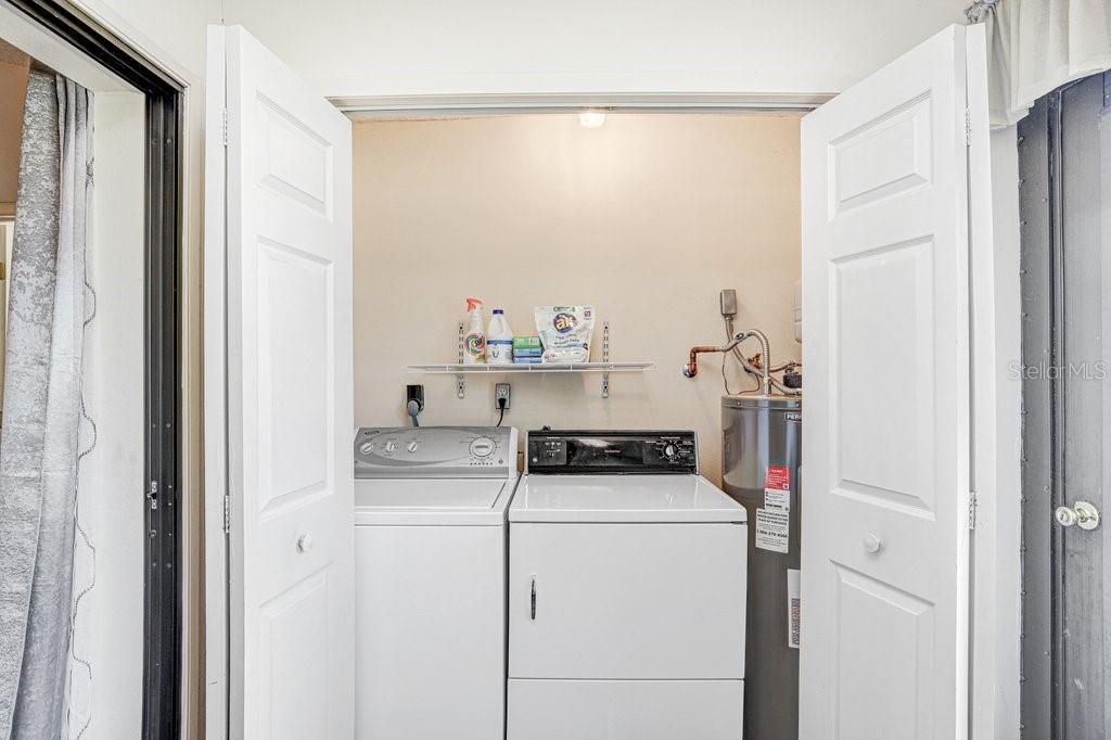 For Sale: $182,900 (2 beds, 2 baths, 921 Square Feet)