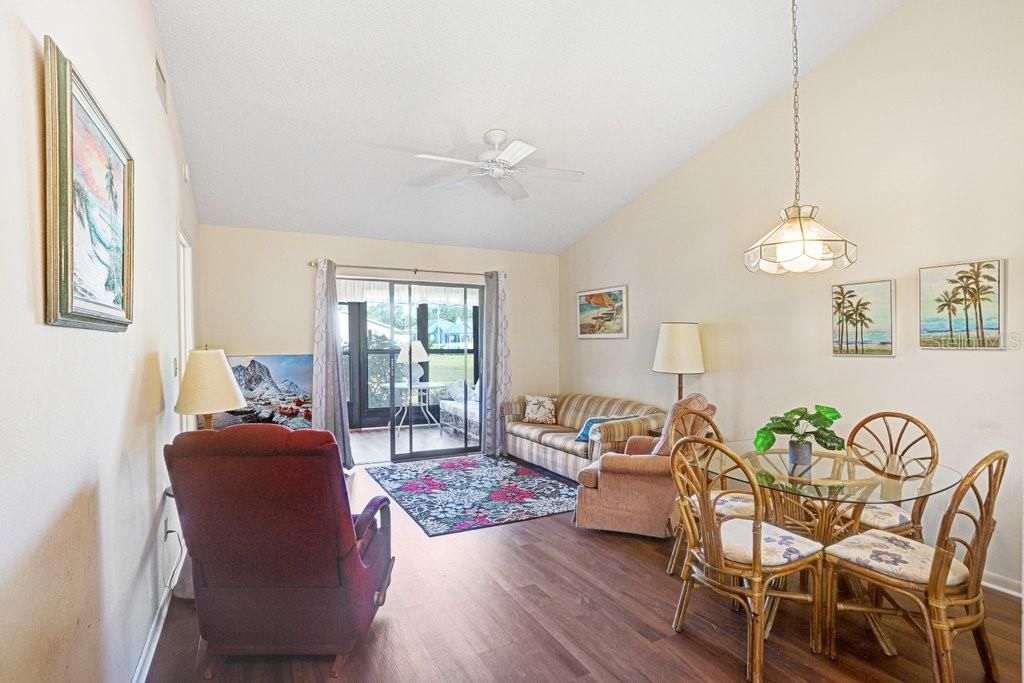 For Sale: $182,900 (2 beds, 2 baths, 921 Square Feet)