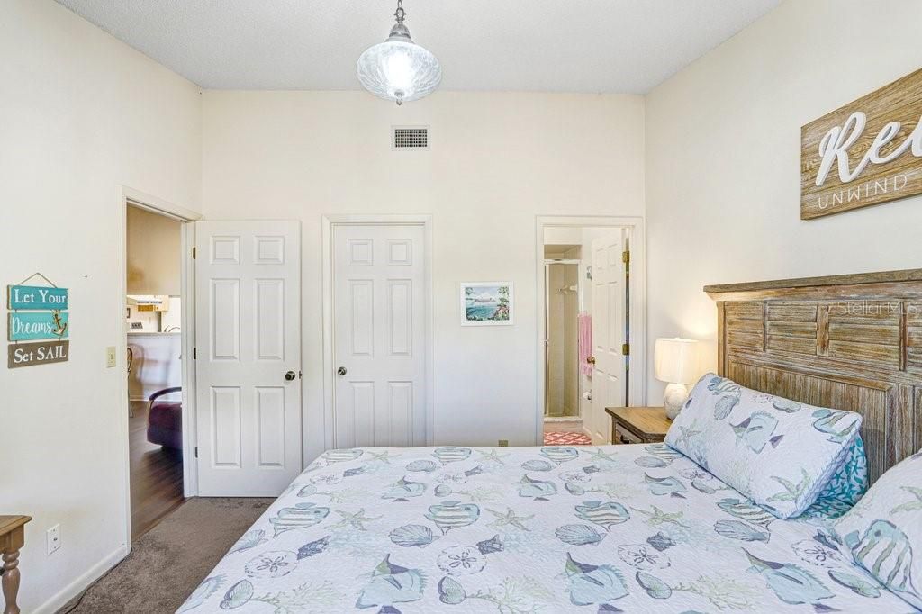 For Sale: $182,900 (2 beds, 2 baths, 921 Square Feet)