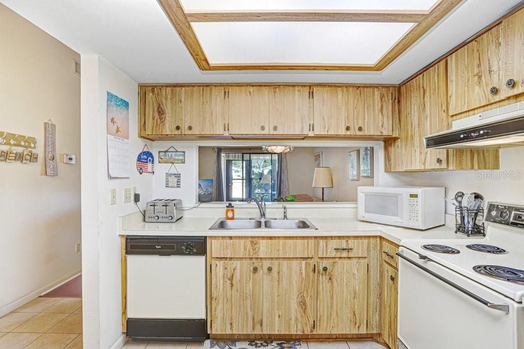 For Sale: $182,900 (2 beds, 2 baths, 921 Square Feet)