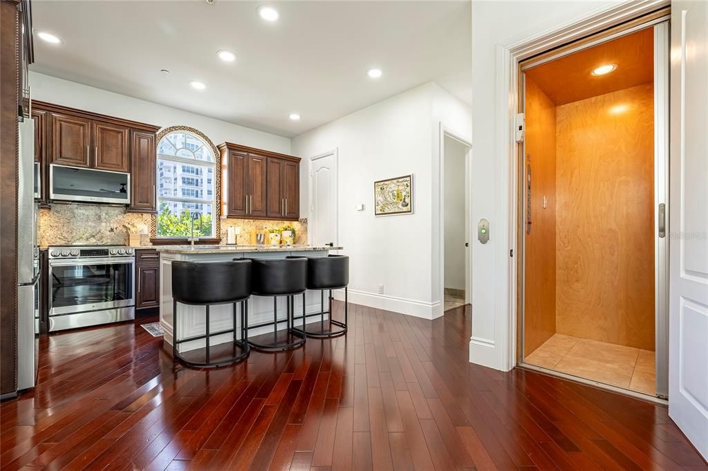 En Venta: $1,650,000 (3 camas, 3 baños, 2569 Pies cuadrados)