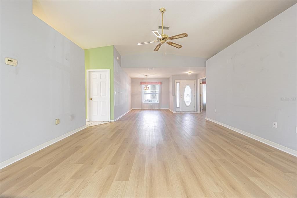 For Sale: $249,900 (2 beds, 2 baths, 1421 Square Feet)