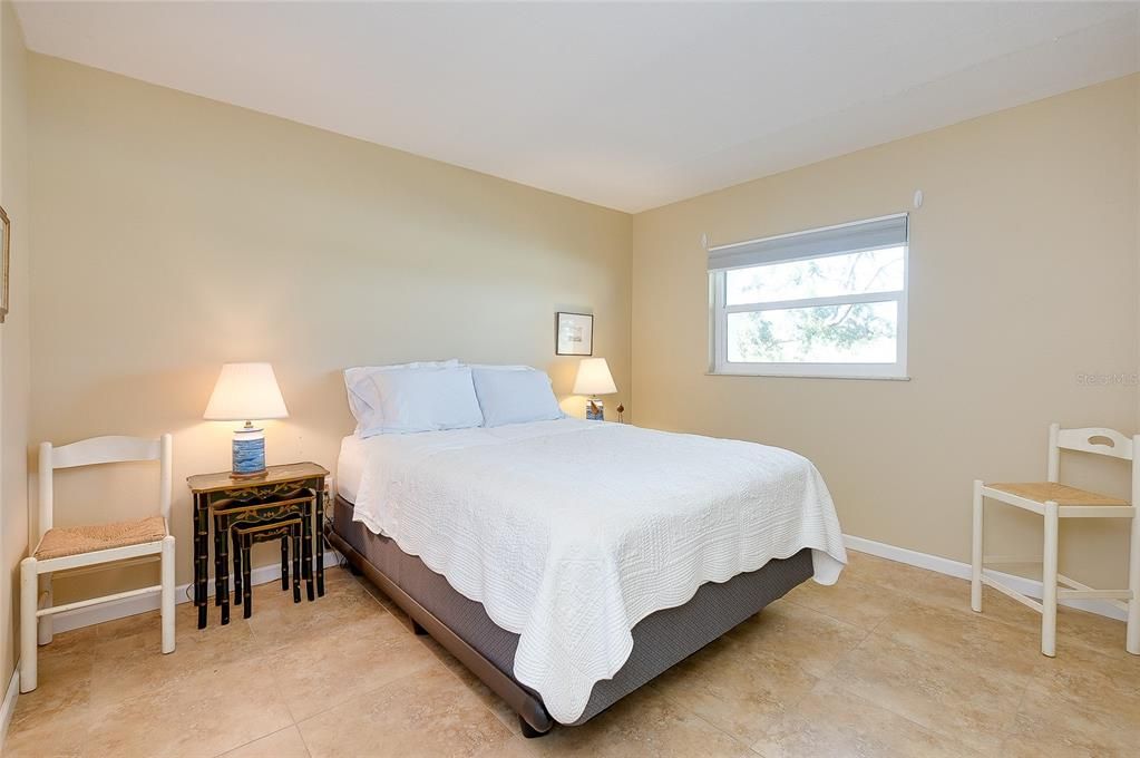 For Sale: $110,000 (2 beds, 2 baths, 894 Square Feet)