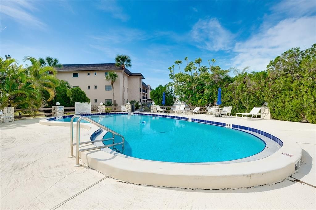 For Sale: $110,000 (2 beds, 2 baths, 894 Square Feet)