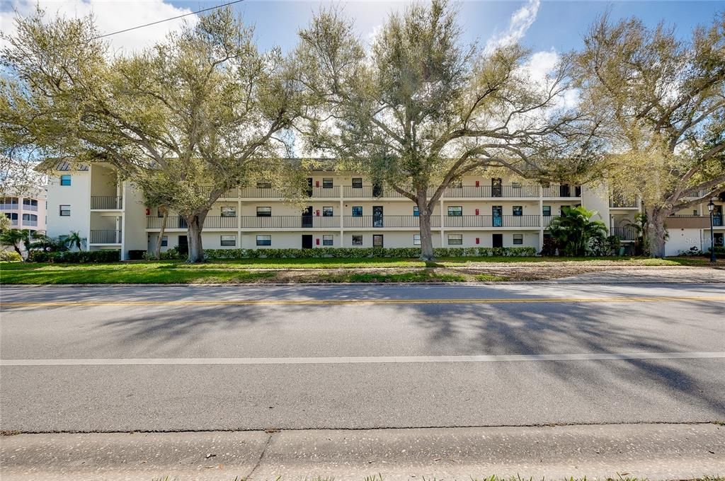 For Sale: $110,000 (2 beds, 2 baths, 894 Square Feet)