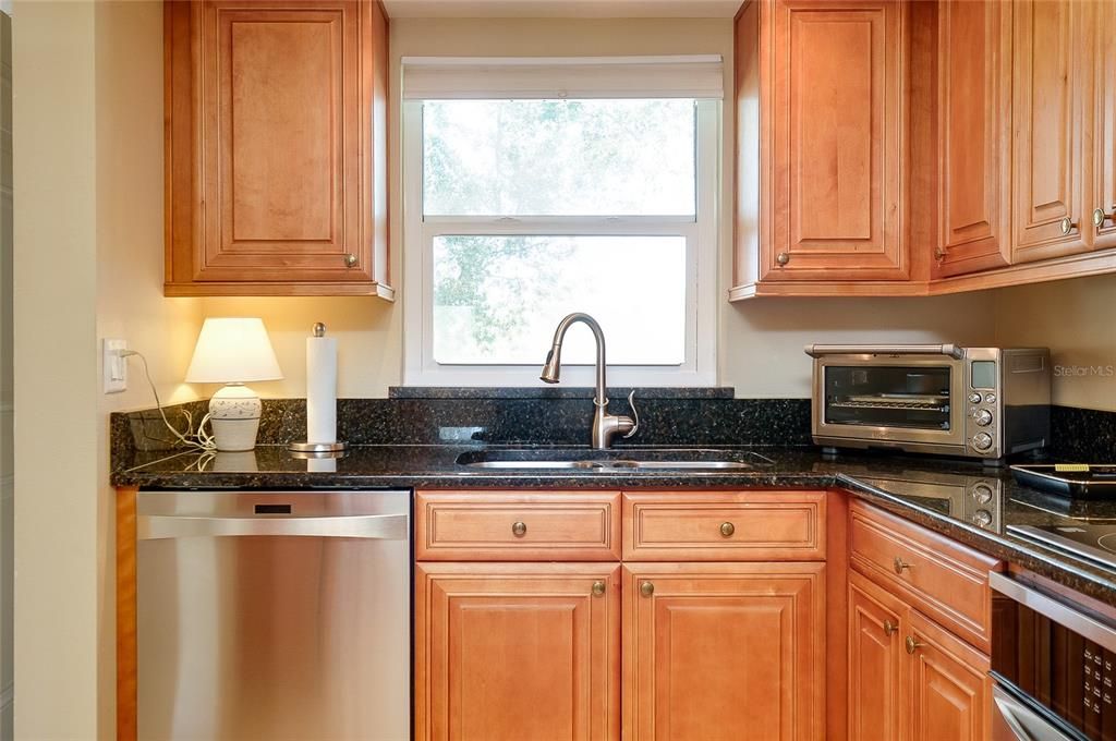 For Sale: $110,000 (2 beds, 2 baths, 894 Square Feet)