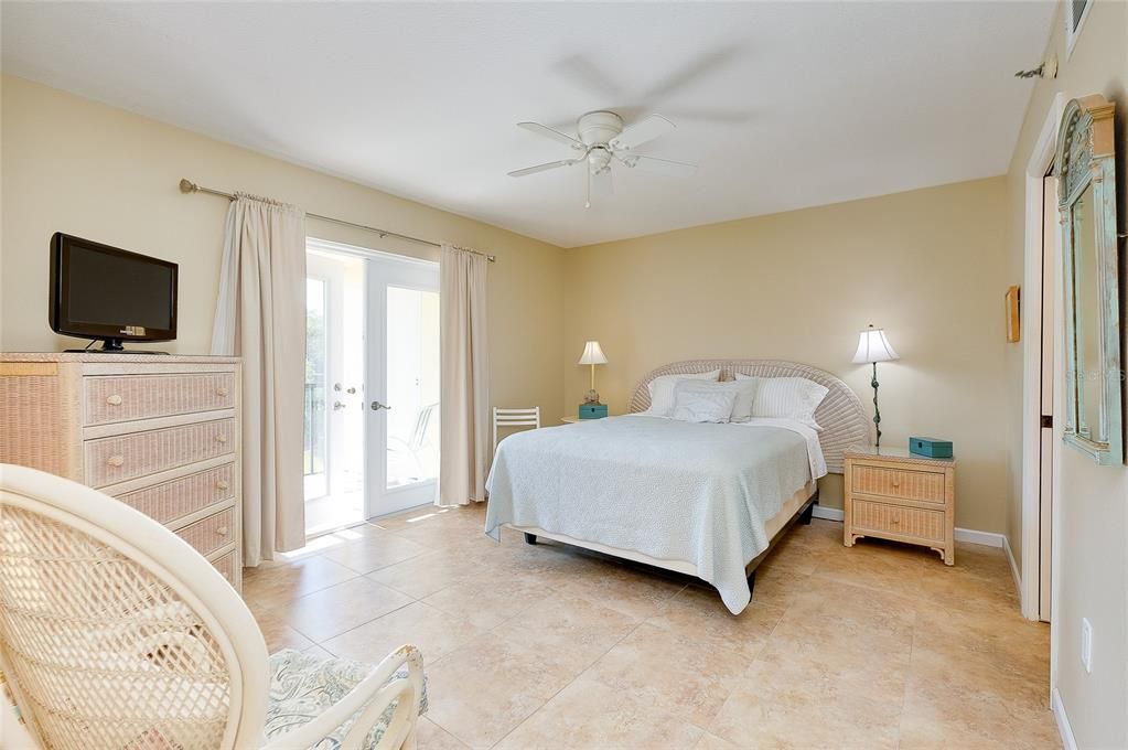 For Sale: $110,000 (2 beds, 2 baths, 894 Square Feet)