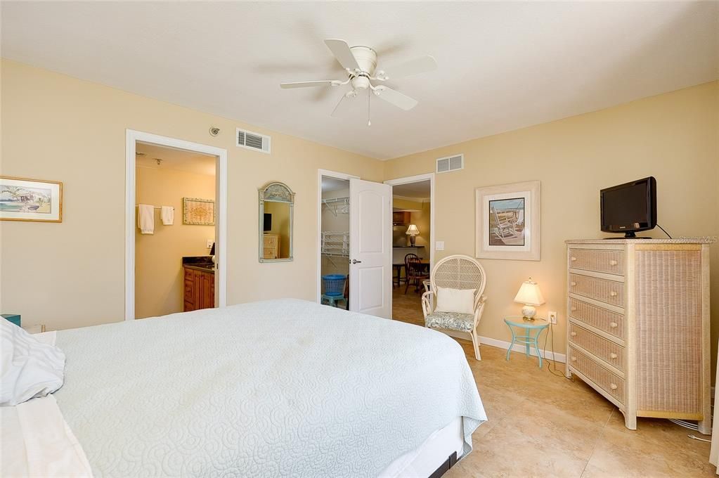 For Sale: $110,000 (2 beds, 2 baths, 894 Square Feet)