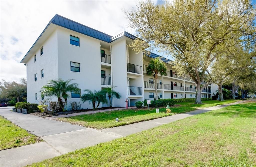 For Sale: $110,000 (2 beds, 2 baths, 894 Square Feet)