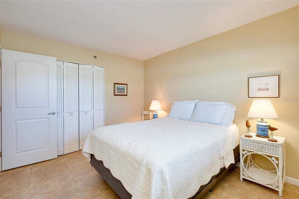 For Sale: $110,000 (2 beds, 2 baths, 894 Square Feet)