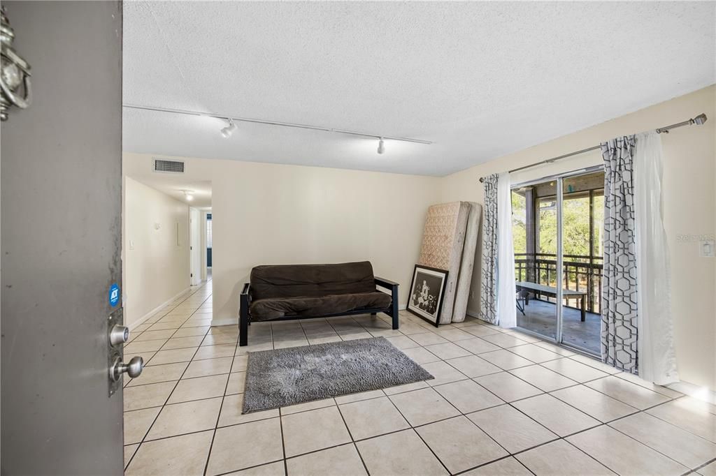 待售: $105,000 (2 贝兹, 2 浴室, 1003 平方英尺)