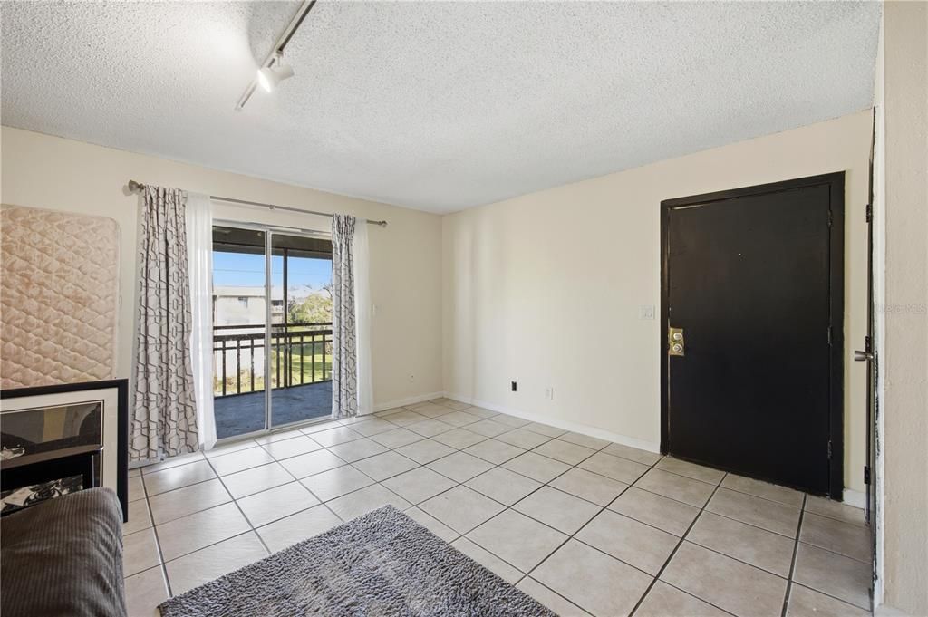 待售: $105,000 (2 贝兹, 2 浴室, 1003 平方英尺)