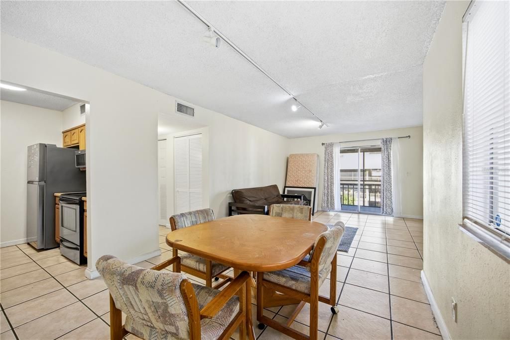 待售: $105,000 (2 贝兹, 2 浴室, 1003 平方英尺)