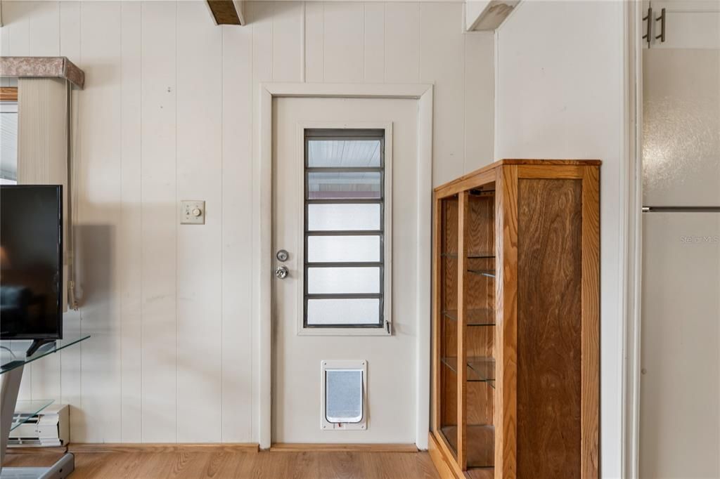 For Sale: $59,900 (2 beds, 1 baths, 924 Square Feet)