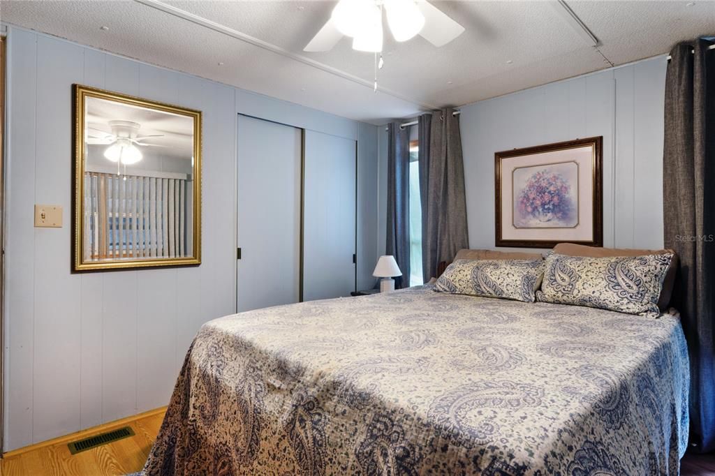 For Sale: $59,900 (2 beds, 1 baths, 924 Square Feet)