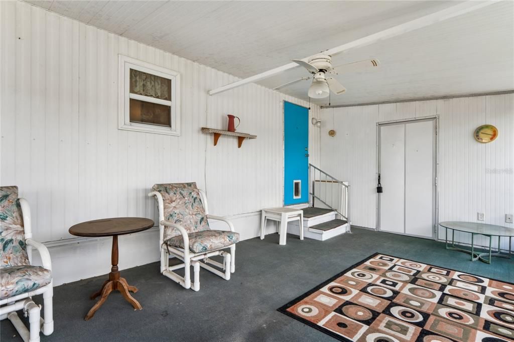 For Sale: $59,900 (2 beds, 1 baths, 924 Square Feet)
