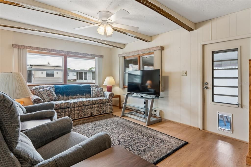 For Sale: $59,900 (2 beds, 1 baths, 924 Square Feet)