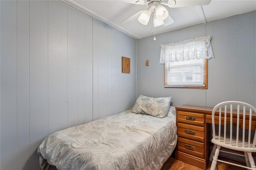 For Sale: $59,900 (2 beds, 1 baths, 924 Square Feet)