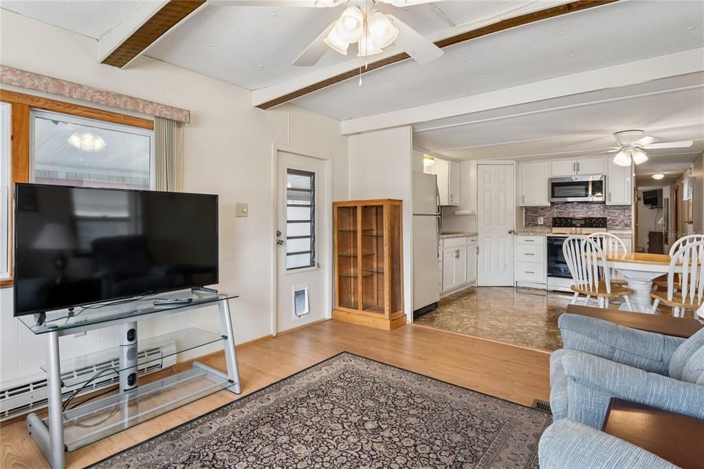 For Sale: $59,900 (2 beds, 1 baths, 924 Square Feet)