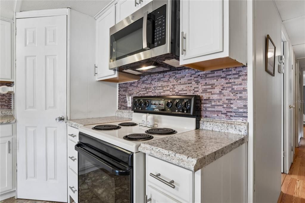 For Sale: $59,900 (2 beds, 1 baths, 924 Square Feet)