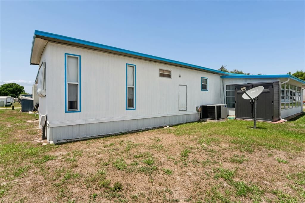For Sale: $59,900 (2 beds, 1 baths, 924 Square Feet)